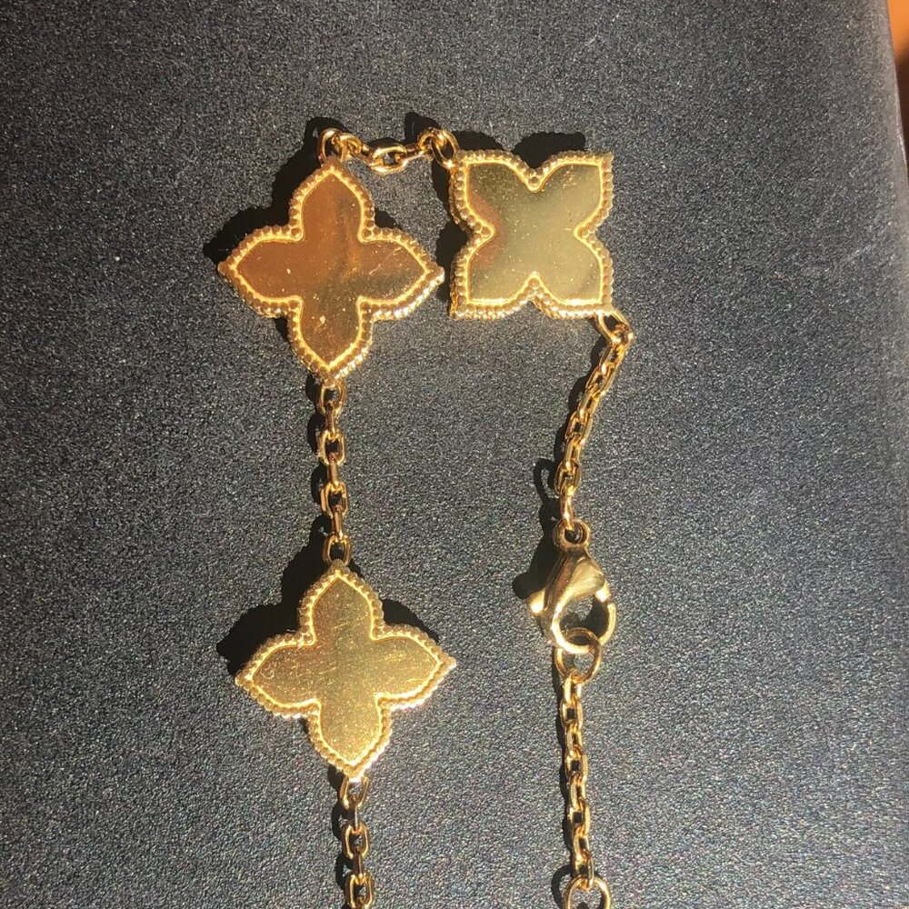 NWT - Alhambra Guilloche Gold Clover Bracelet - Picture 6 of 9